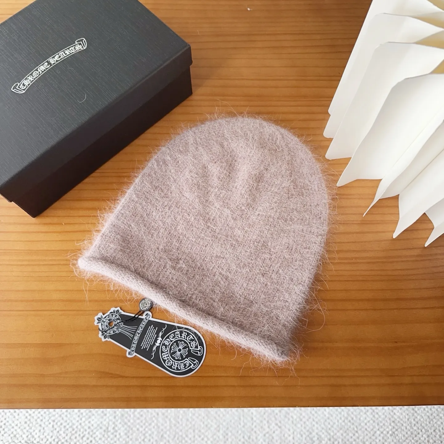 💰50 Crow Heart Autumn and Winter Wool Knitted Beanie This must be a favorite of minimalism. It is clean, neat, fashionable and versatile, and will definitely not be picky about your face shape! A fashionable classic that lasts forever! Fashionable black and white can be purchased together!